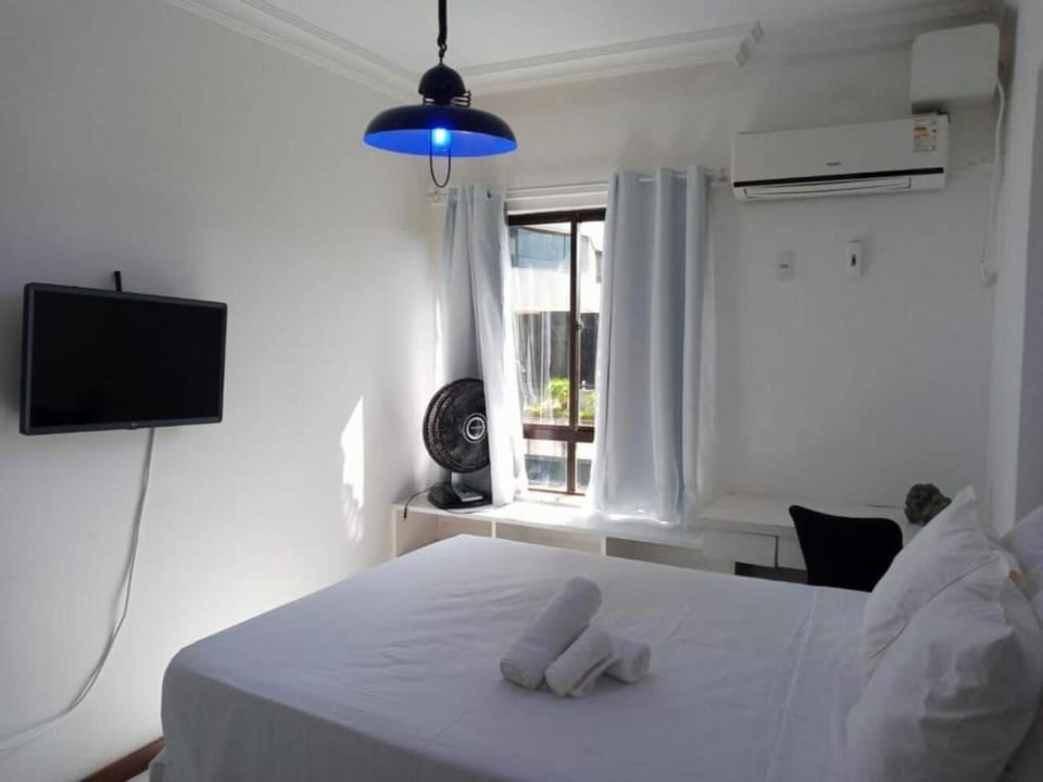Bed, TV and multimedia, Bedroom