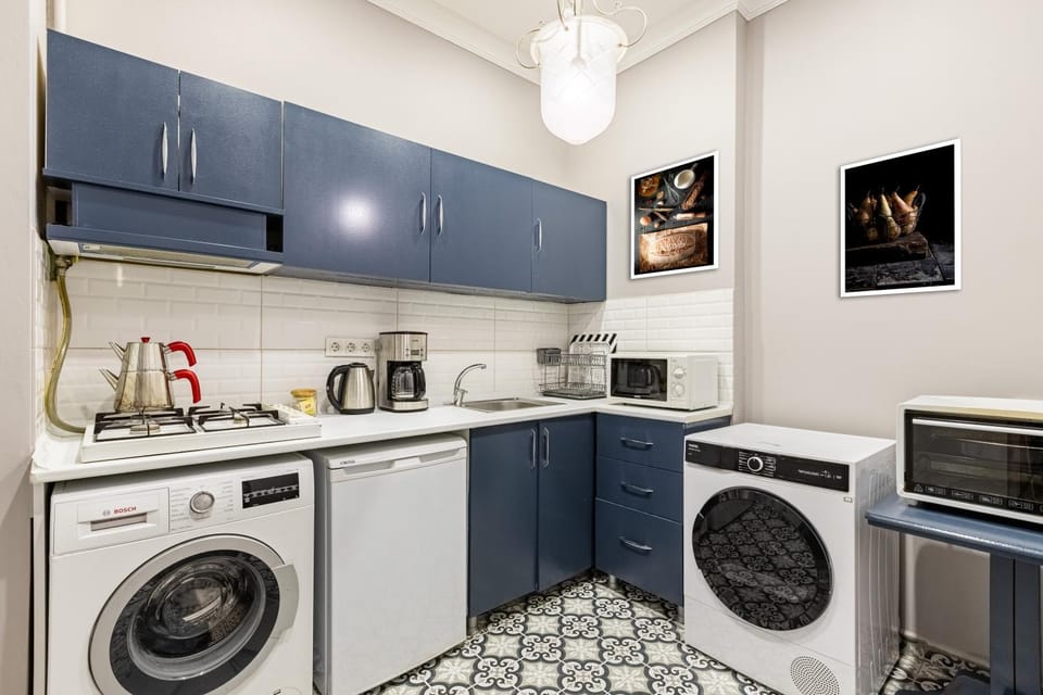 Coffee/tea facilities, Kitchen or kitchenette, dishwasher, oven, stove, washing machine, dryer