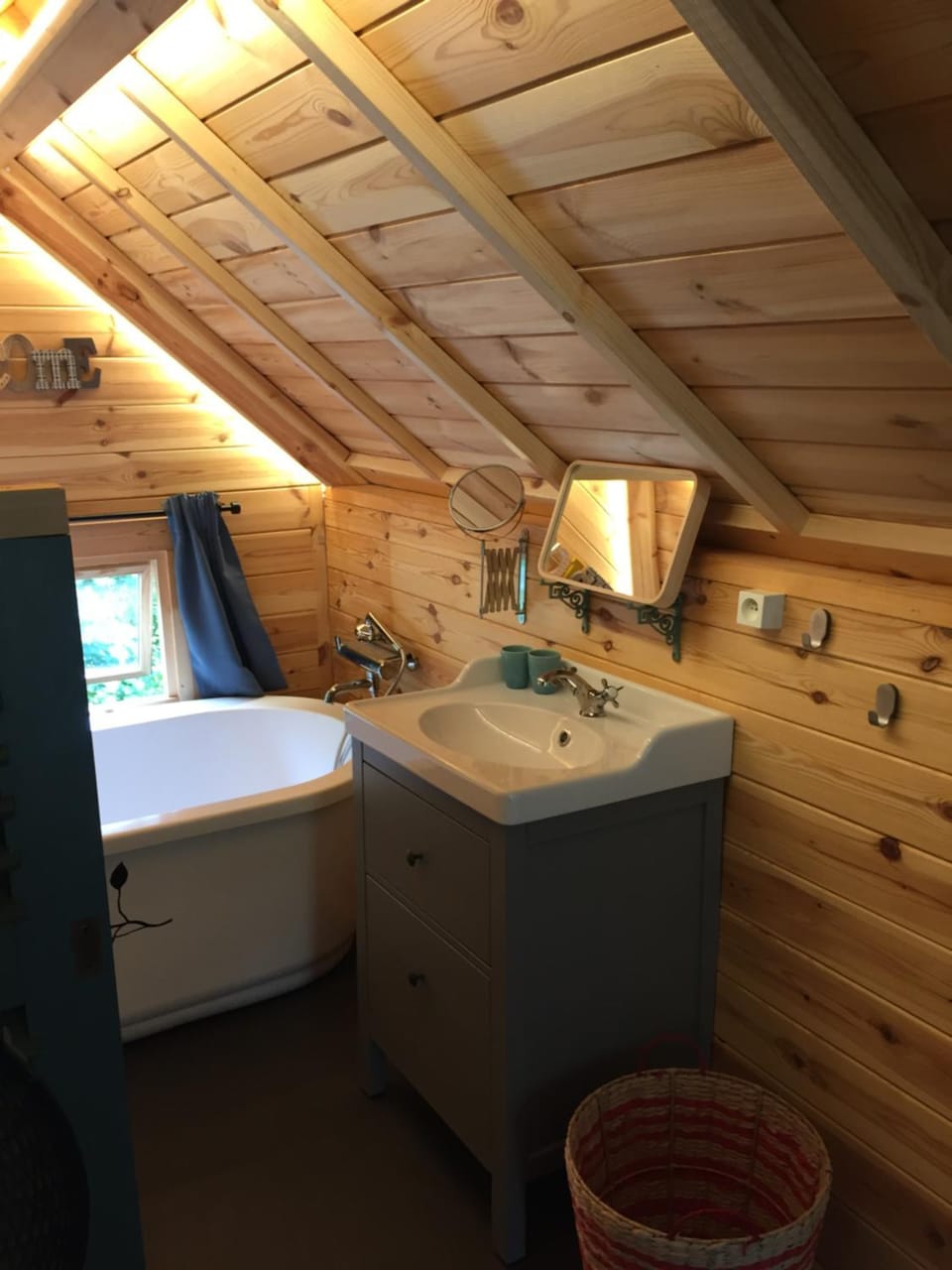 La cabane de l'Atelier Bed and Breakfast in Wallonia, Belgium