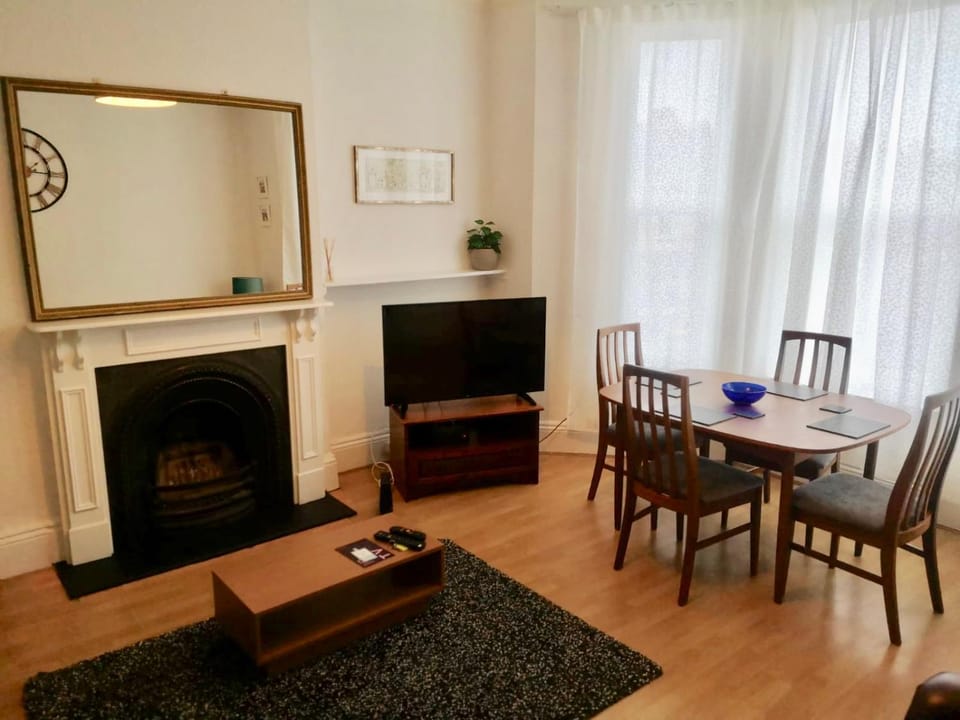 SPACIOUS 2 BEDROOM apartment with FREE PARKING - JCT 27 Cardiff side of Newport Apartment in Newport