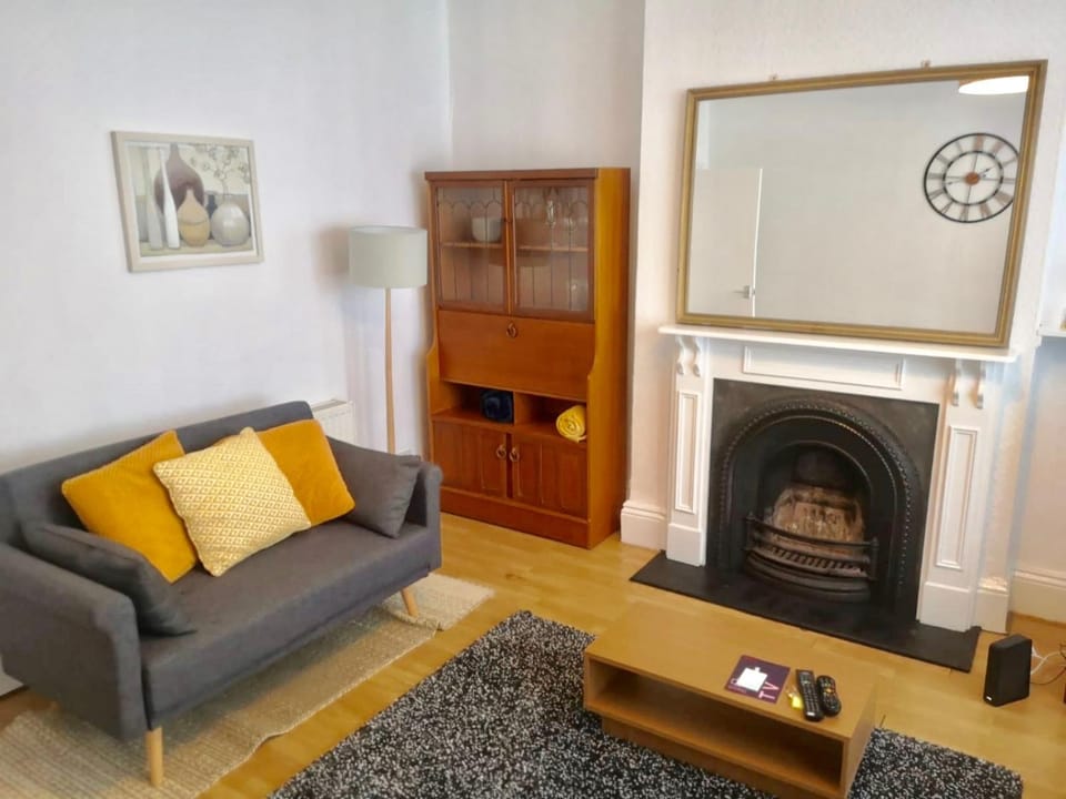SPACIOUS 2 BEDROOM apartment with FREE PARKING - JCT 27 Cardiff side of Newport Apartment in Newport