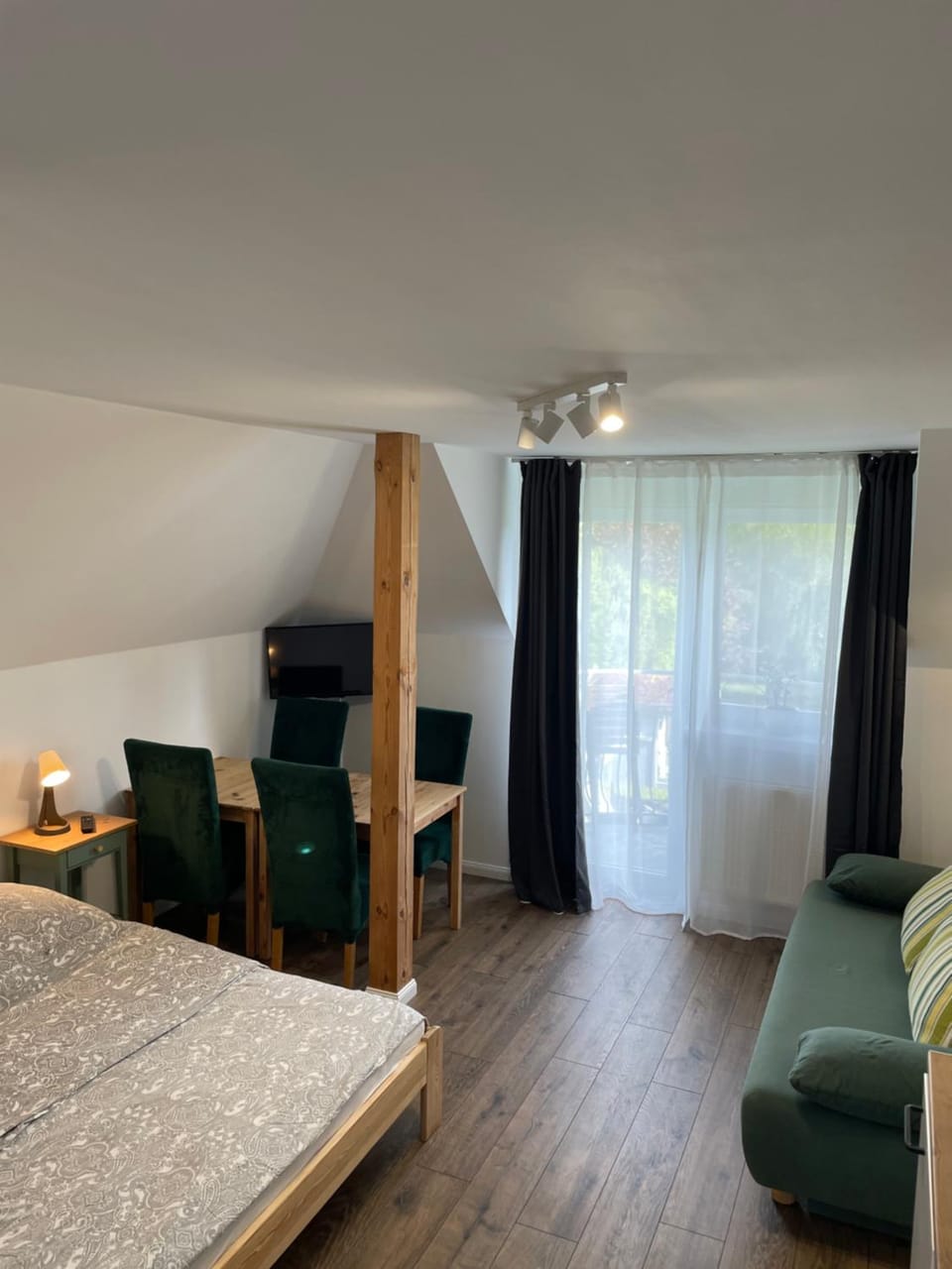 Bed, TV and multimedia, Living room, Photo of the whole room, Seating area