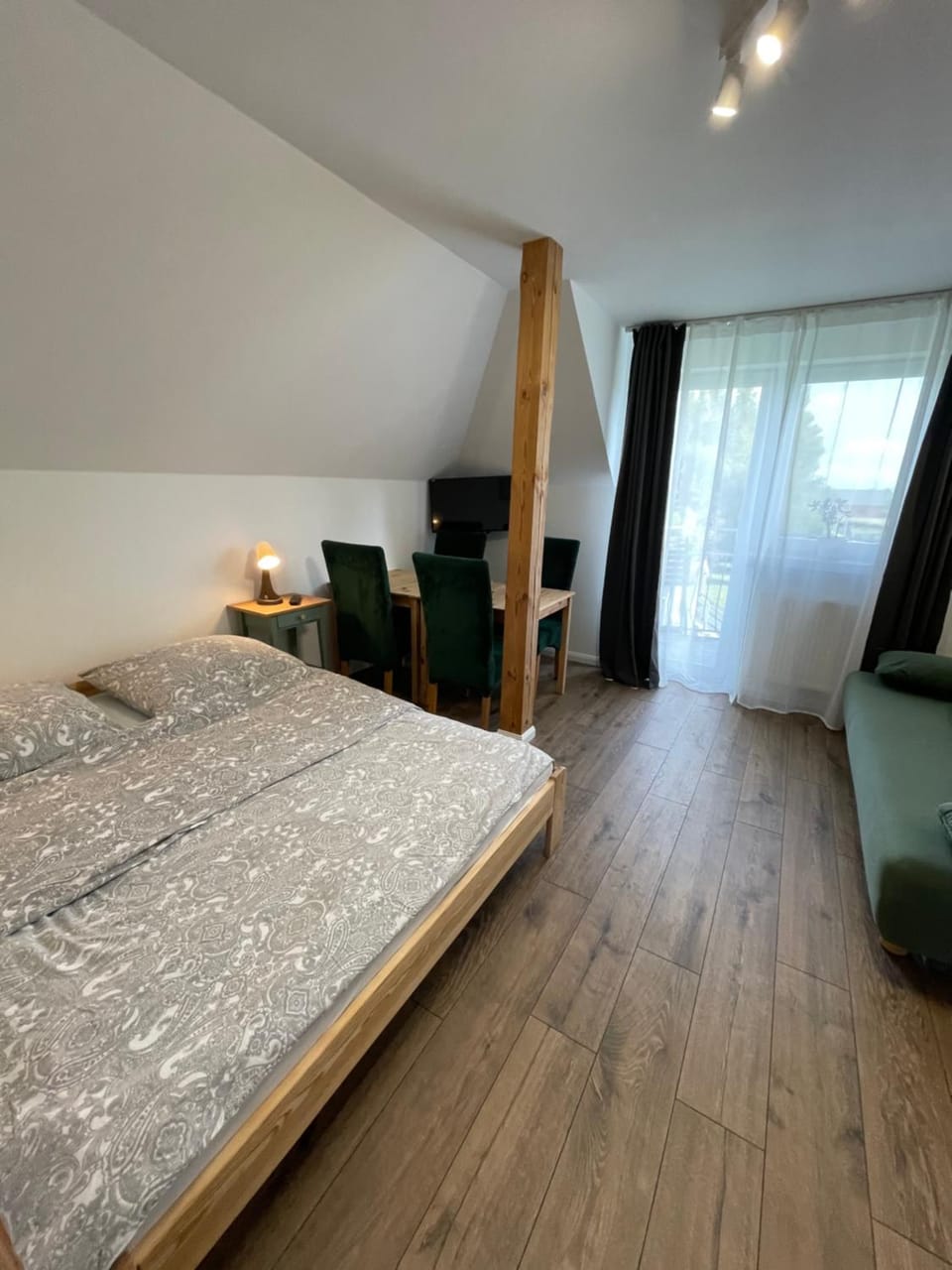 Bed, Photo of the whole room, Seating area, Dining area