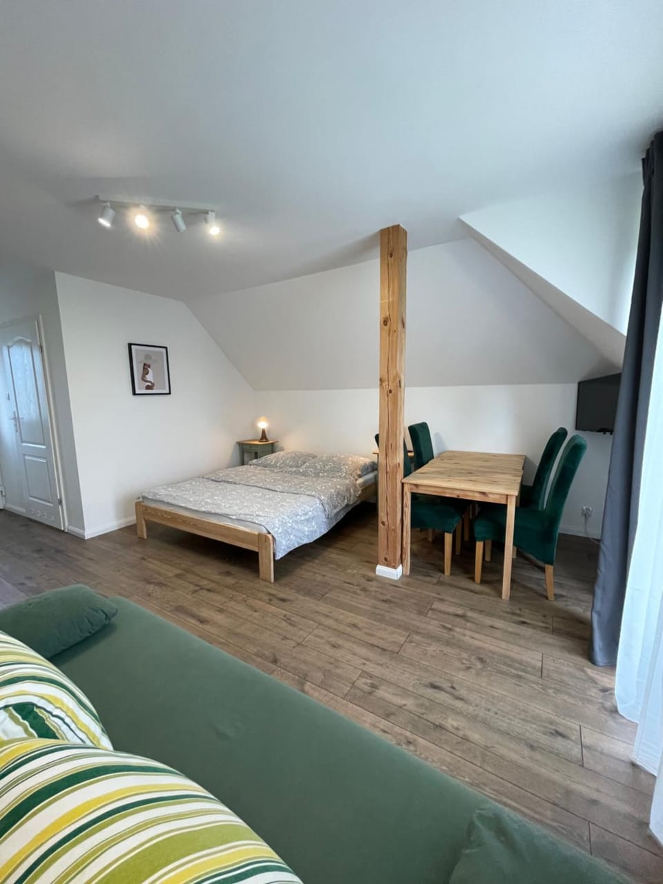 Bed, Photo of the whole room, Seating area