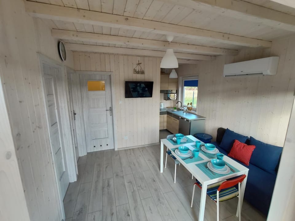 Day, Summer, TV and multimedia, Kitchen or kitchenette, Living room, On site