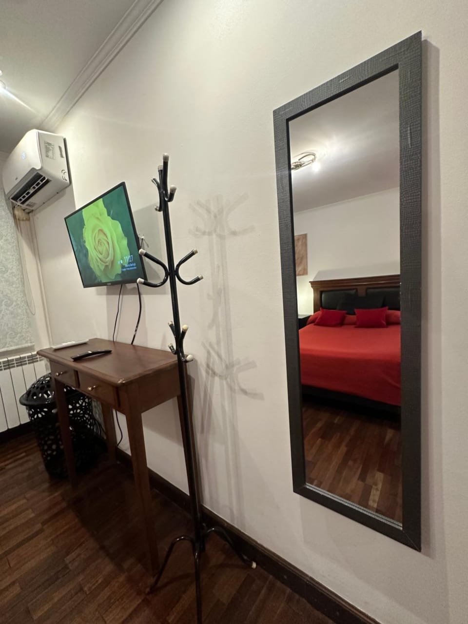 Bed, TV and multimedia, Photo of the whole room, Evening entertainment, Bedroom, air conditioner
