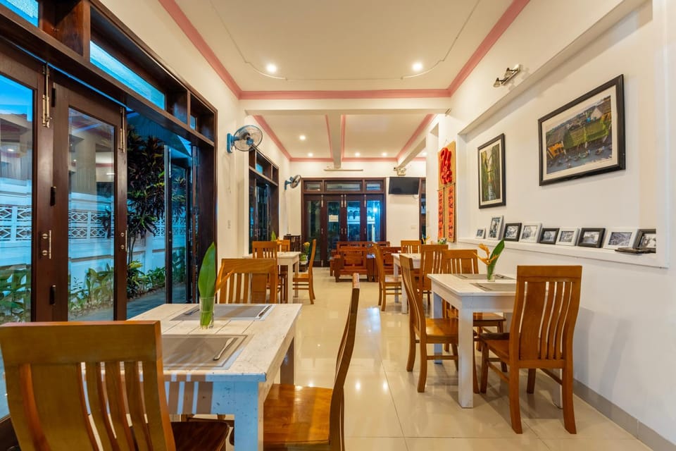 Restaurant/places to eat, Living room, Banquet/Function facilities, Seating area