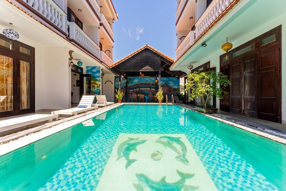 Property building, Patio, Day, Pool view, Swimming pool, sunbed