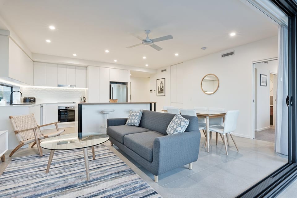 Coffee/tea facilities, Kitchen or kitchenette, Living room, Seating area, Dining area