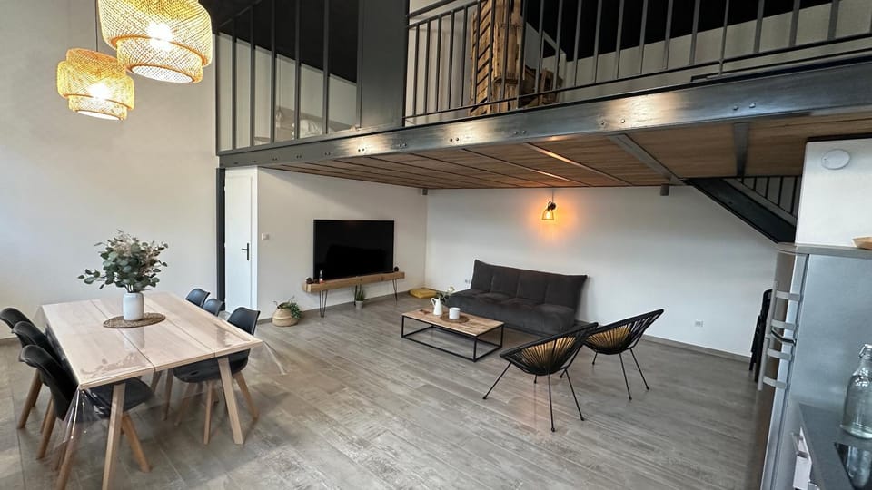 Communal lounge/ TV room, TV and multimedia, Living room, Seating area, Dining area