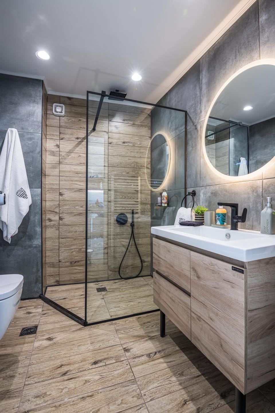 Shower, Toilet, Bathroom, towels