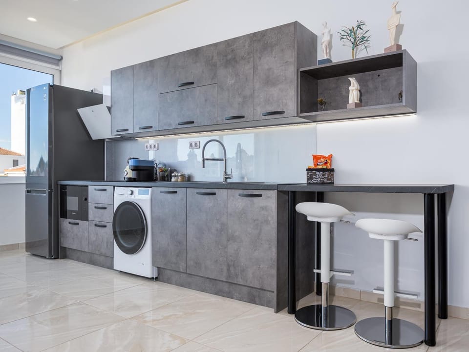 Kitchen or kitchenette, washing machine, dryer