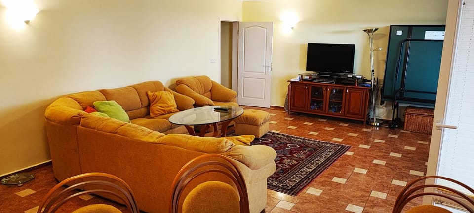 Communal lounge/ TV room, TV and multimedia, Living room