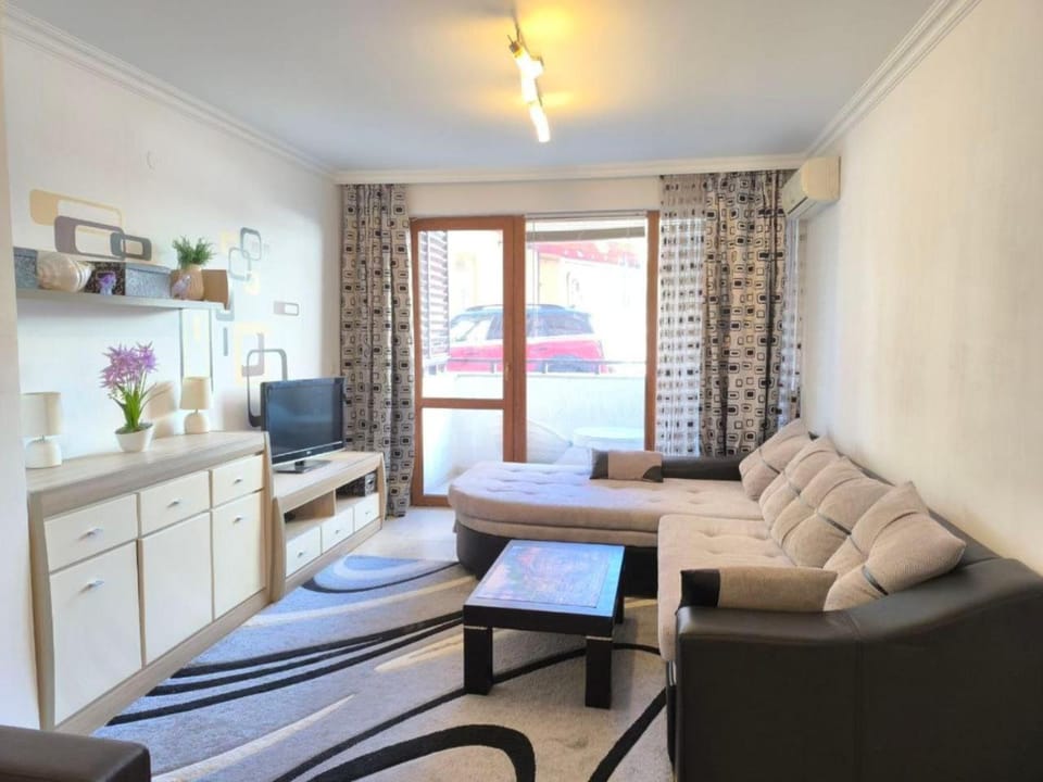 Bed, TV and multimedia, Seating area
