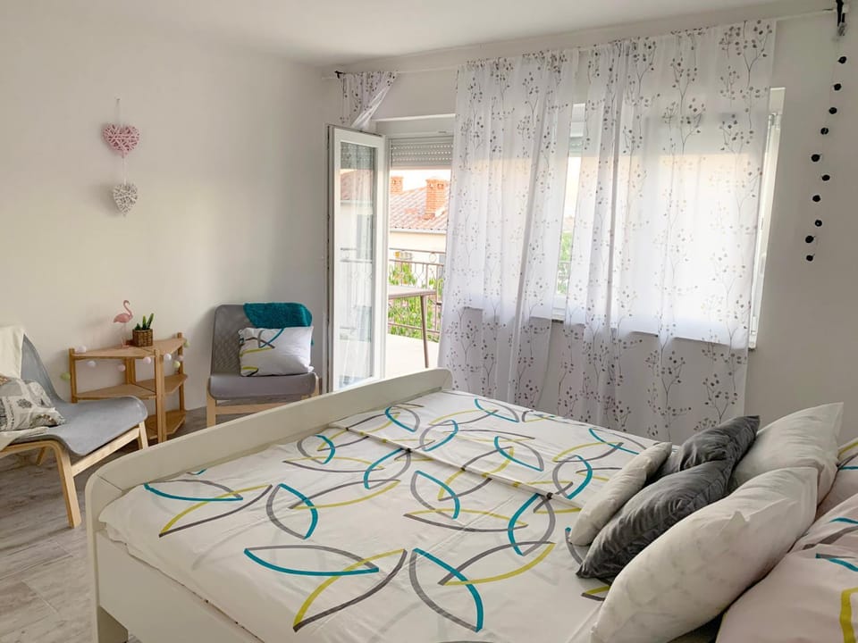 Bed, View (from property/room), Photo of the whole room, Decorative detail