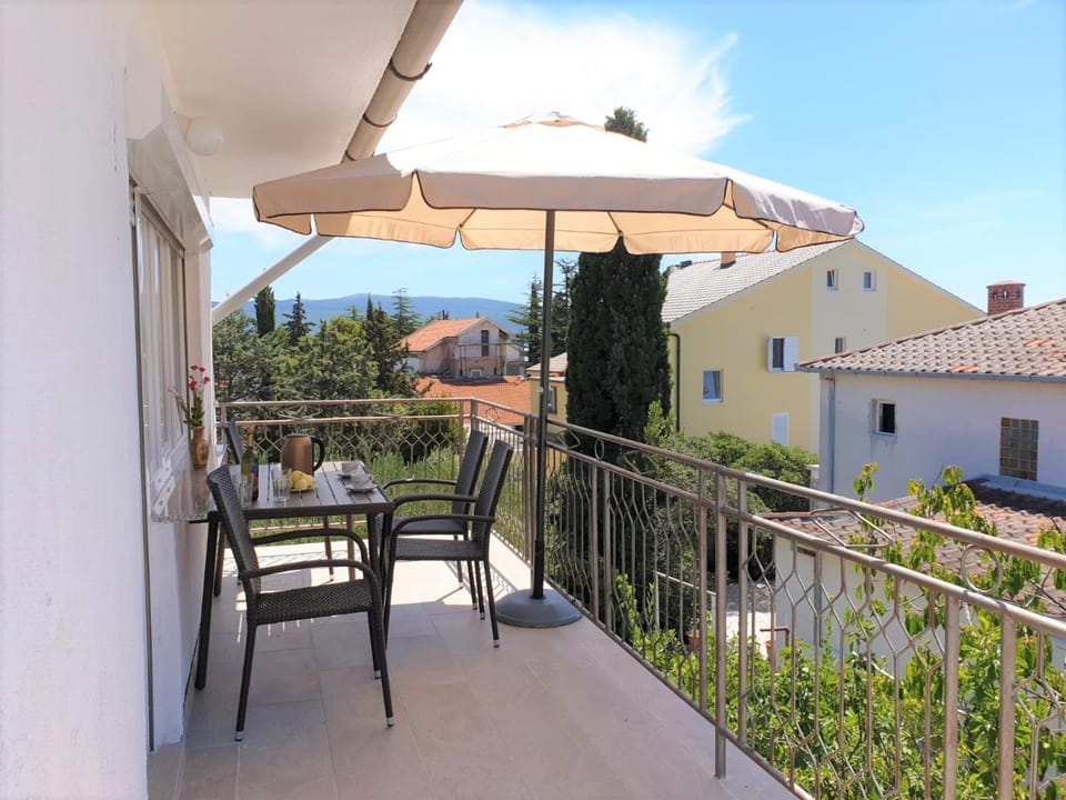 Property building, Patio, Balcony/Terrace, Seating area