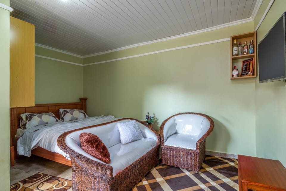 Bed, Photo of the whole room, Seating area, Bedroom