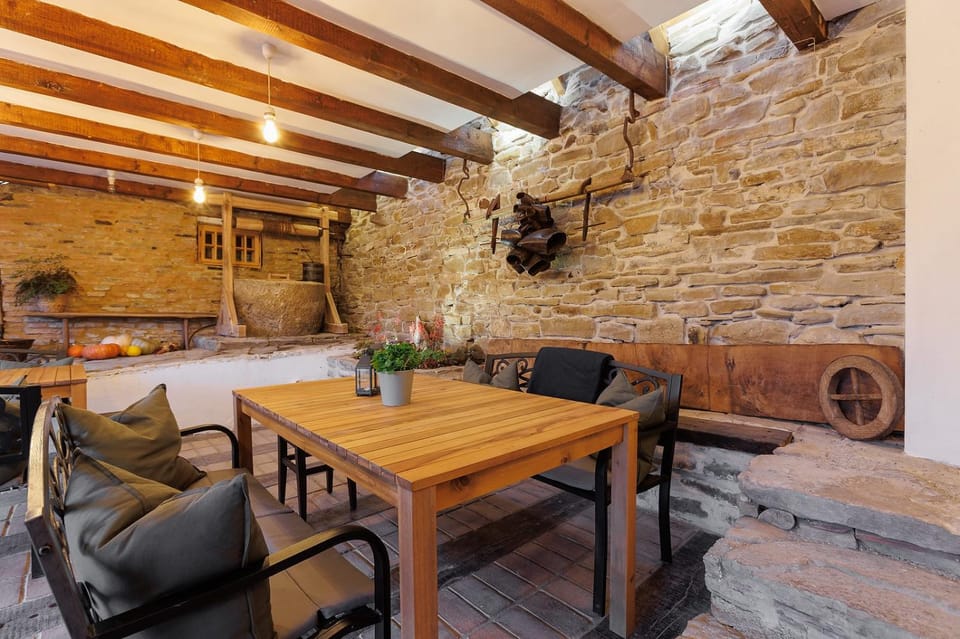 Seating area, Internal: Not applicable to any particular room