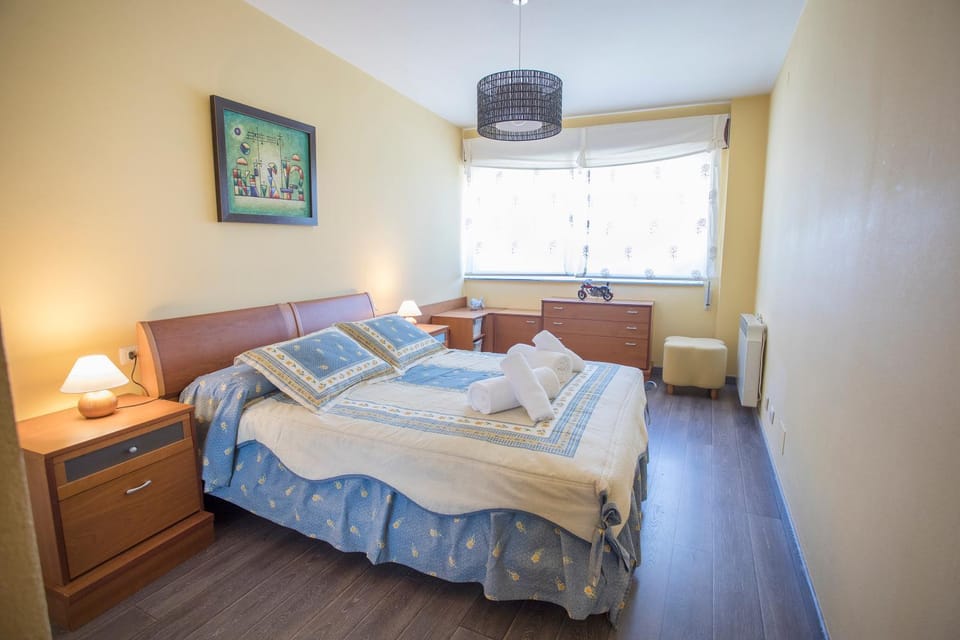 Photo of the whole room, Mountain view