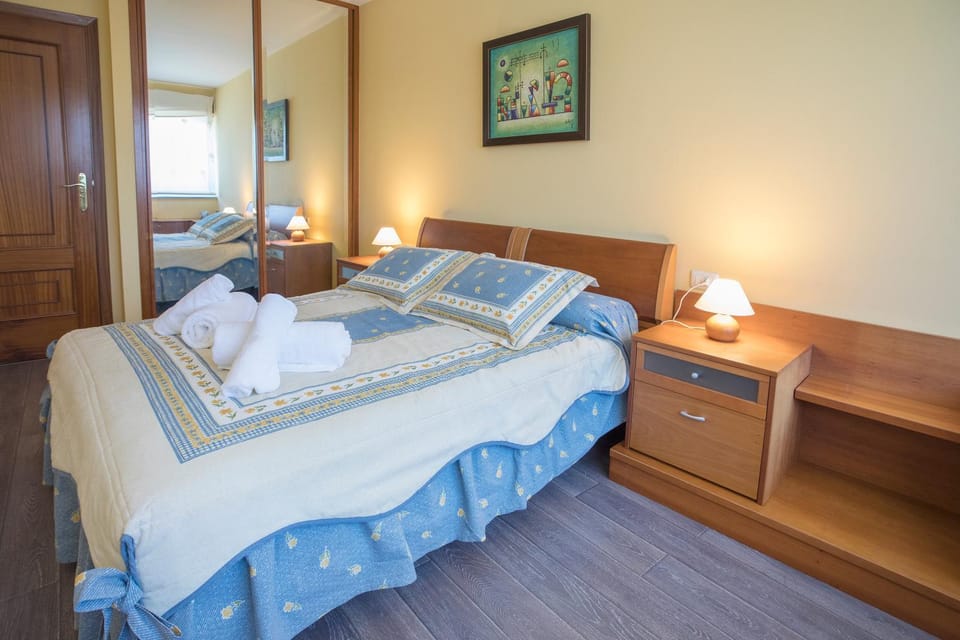 Photo of the whole room, Mountain view