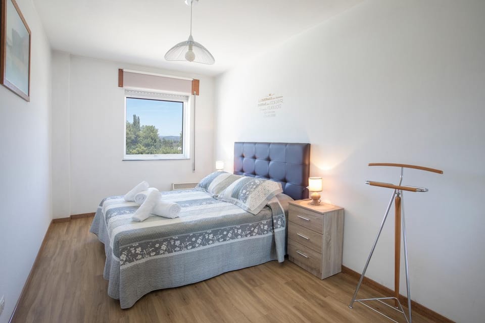 Photo of the whole room, Mountain view