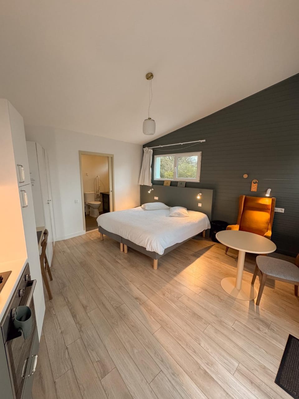 Photo of the whole room, Bedroom