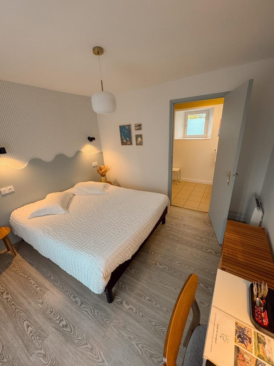 Photo of the whole room, Bedroom