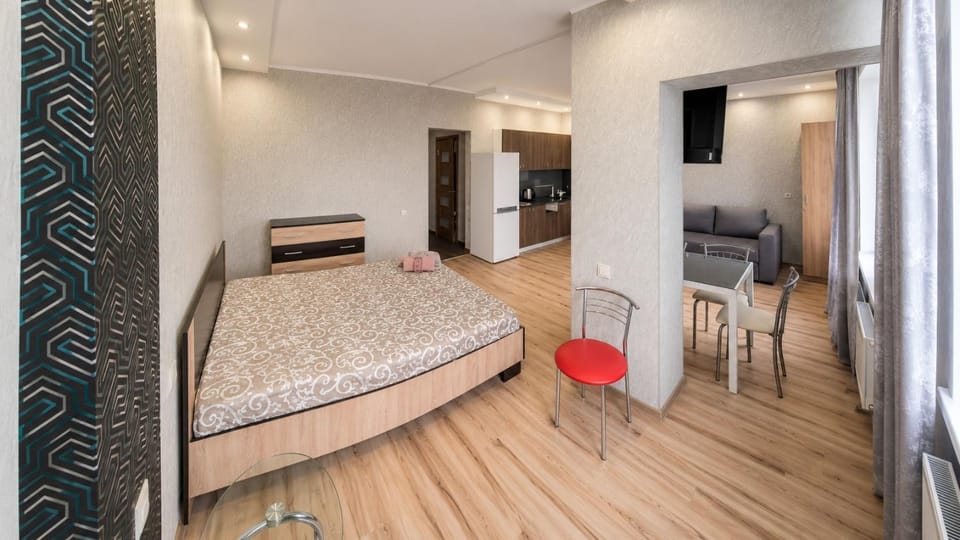 Bed, TV and multimedia, Kitchen or kitchenette, Living room, Seating area, microwave, kitchen, air conditioner