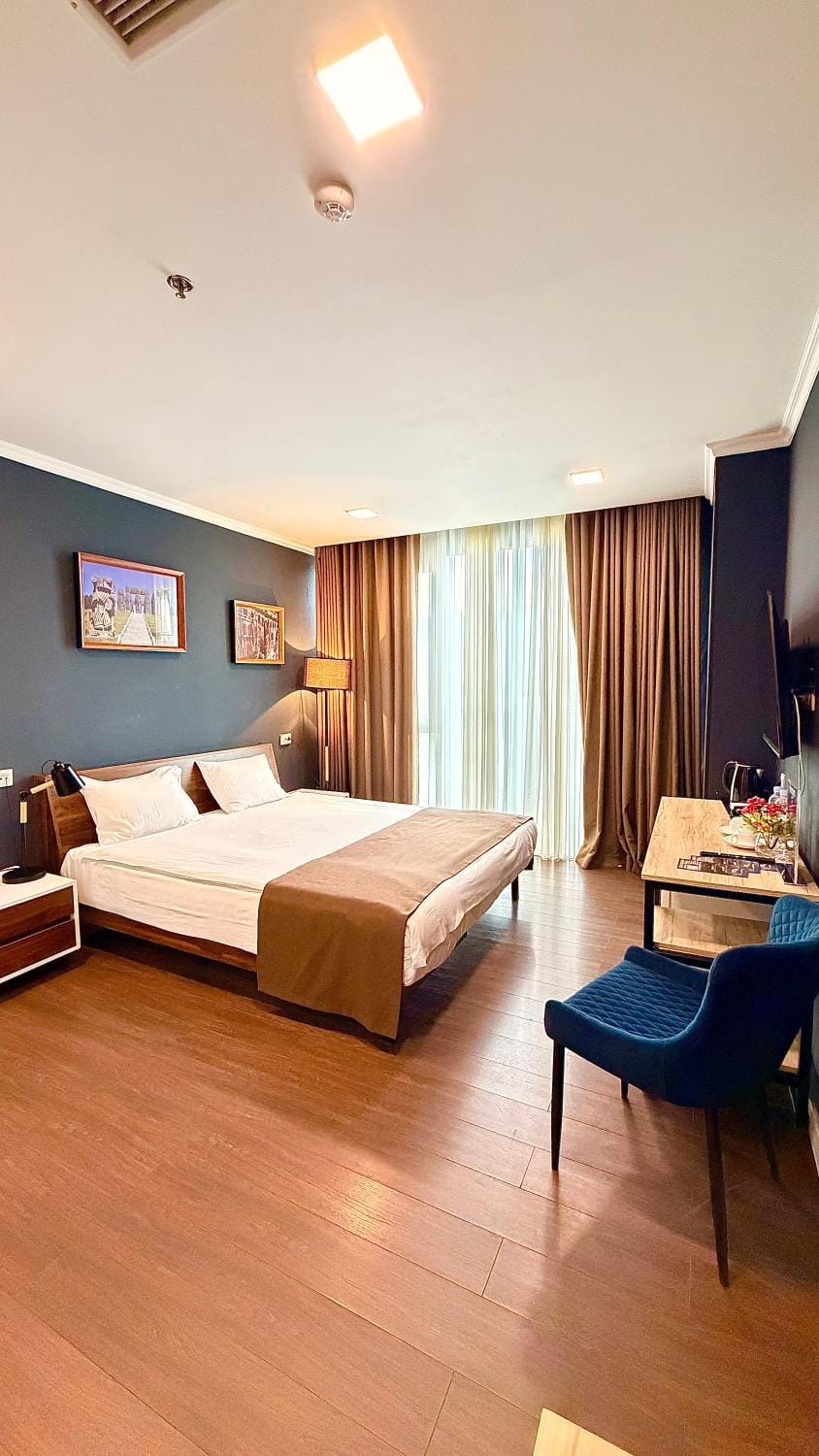 Bed, Photo of the whole room, Bedroom