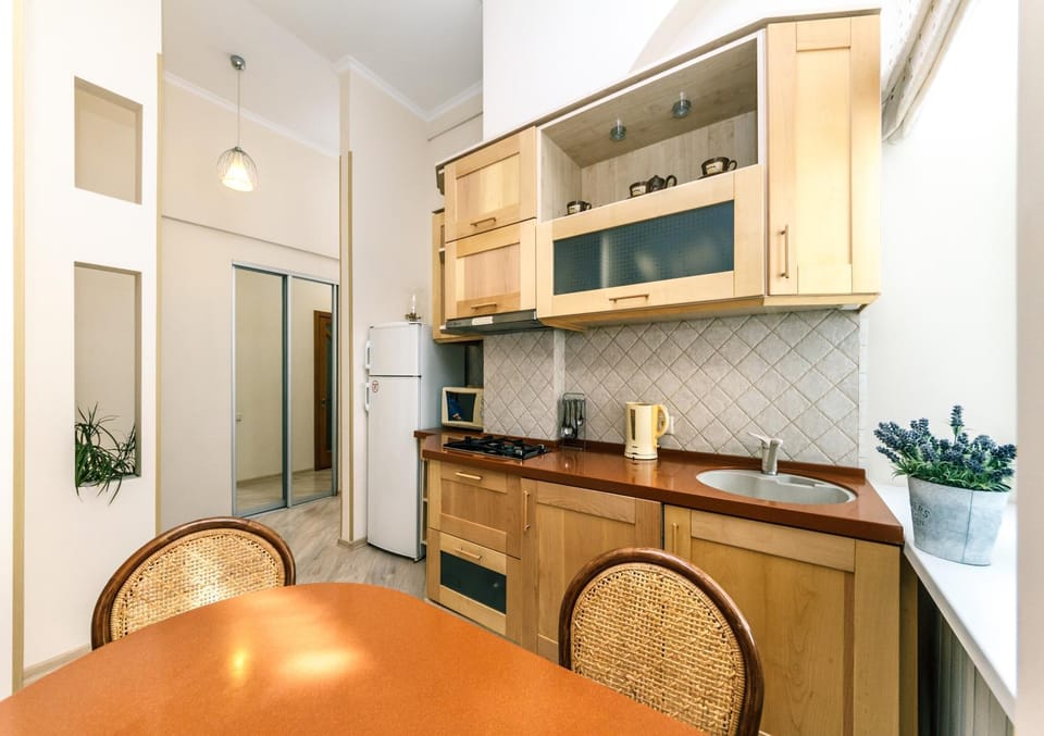 Kitchen or kitchenette, Dining area