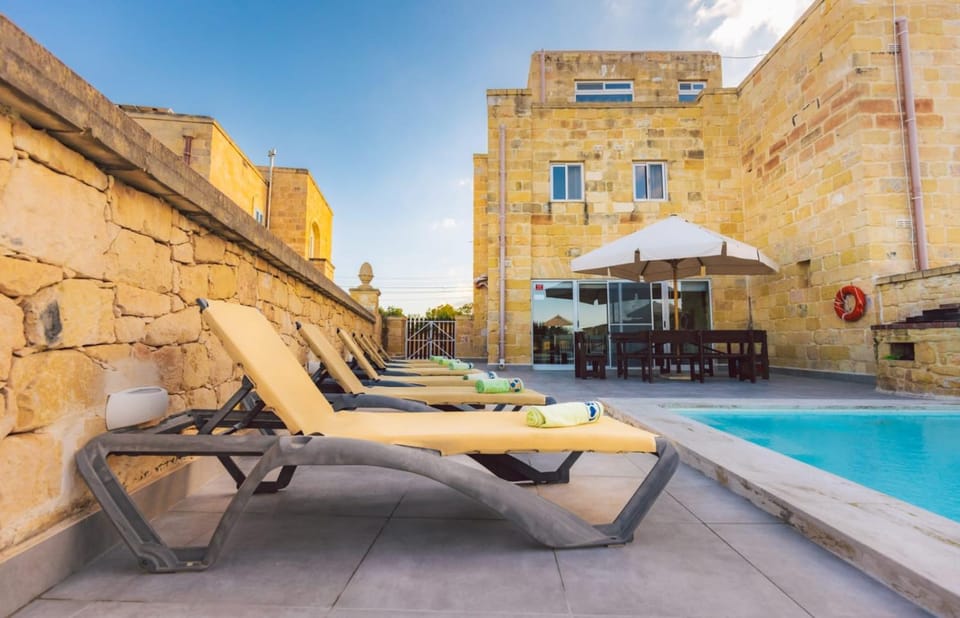 Swimming pool, sunbed