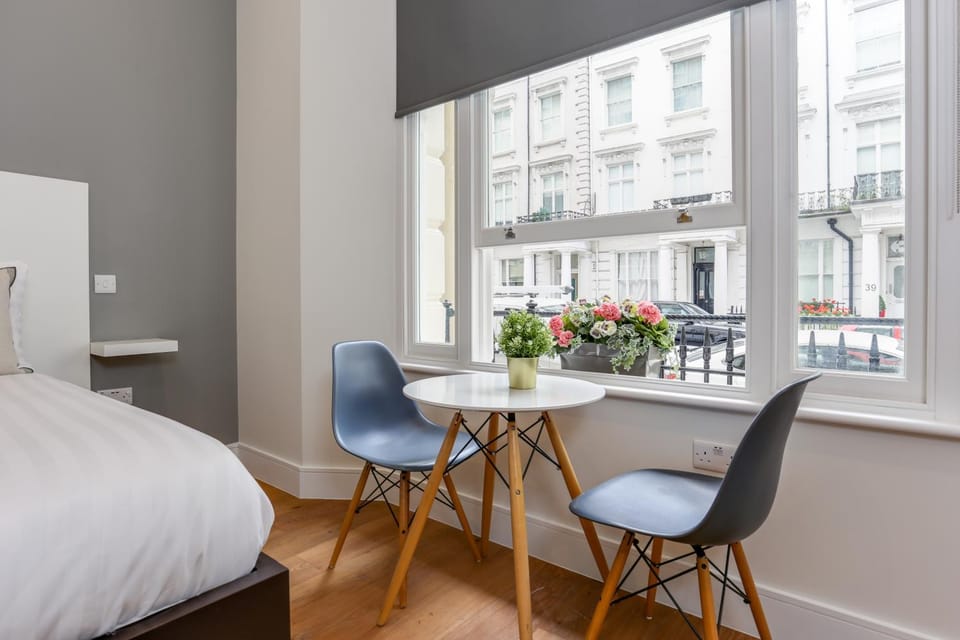 Bed, Seating area, Dining area, hair dresser