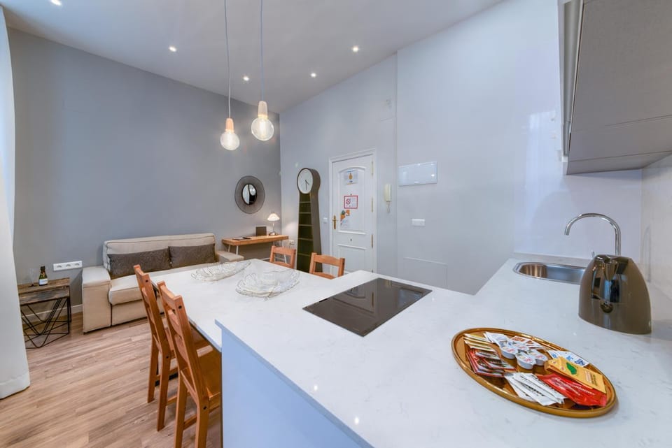 Coffee/tea facilities, Kitchen or kitchenette, Dining area