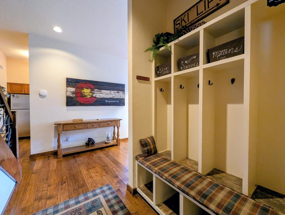 Day, Skiing, Seating area, furniture, wardrobe