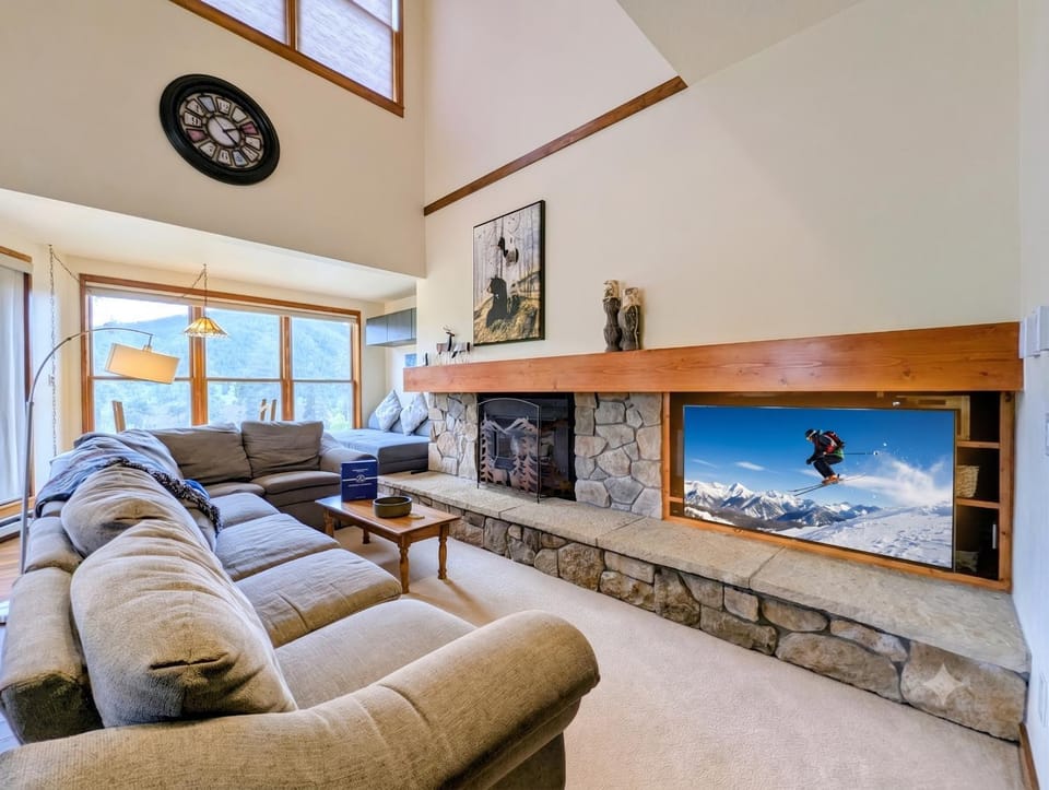 Day, TV and multimedia, Living room, Seating area, Mountain view, fireplace, furniture