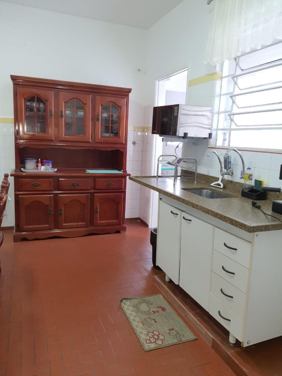 Kitchen or kitchenette, minibar