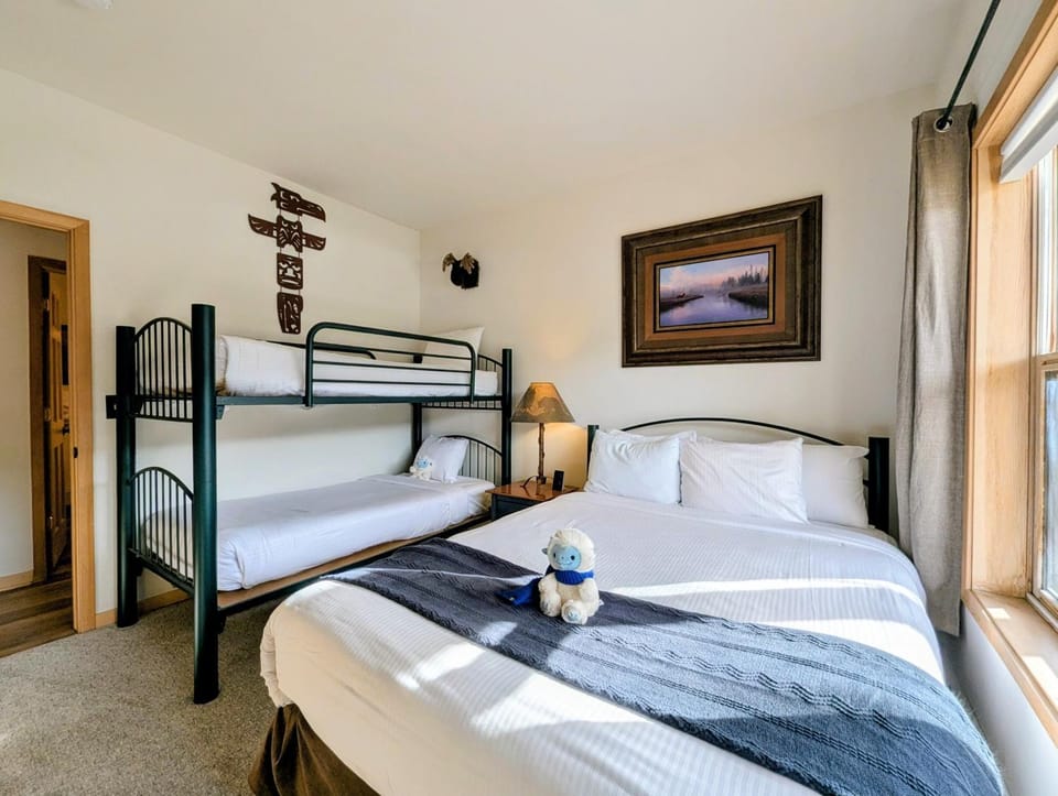 Bed, Day, Bedroom, bunk bed