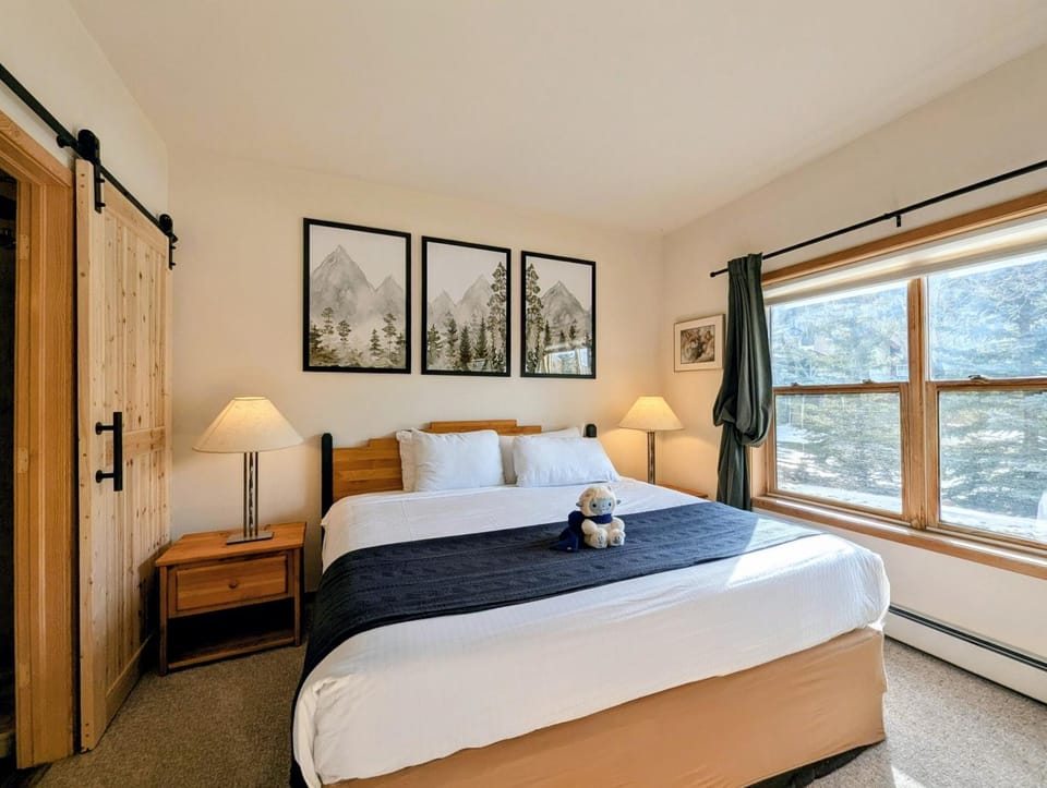 Bed, Day, View (from property/room), Bedroom, Mountain view, furniture
