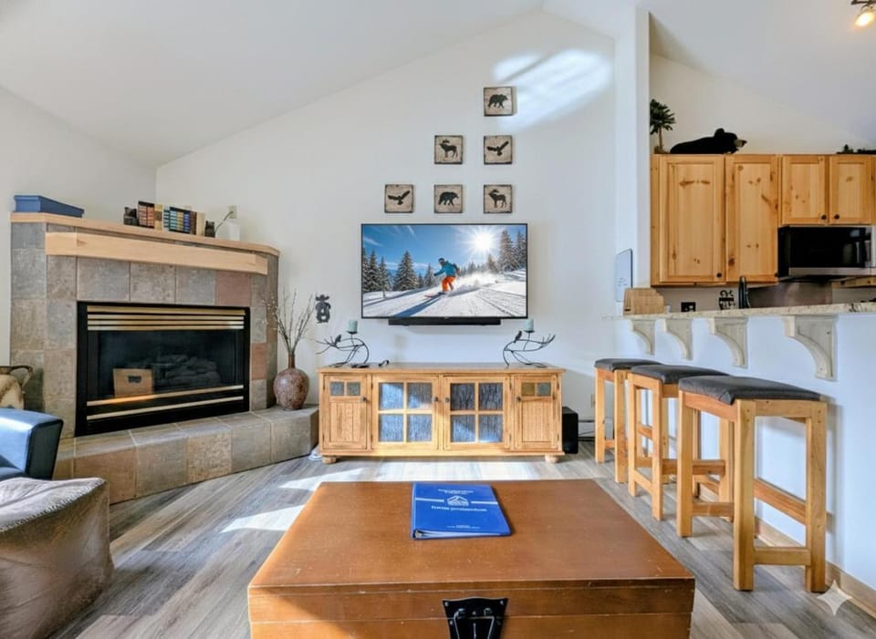 TV and multimedia, Living room, fireplace, furniture