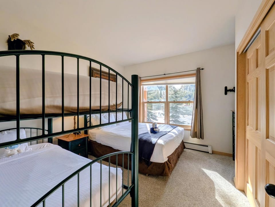 Bed, Day, Bedroom, Mountain view, bunk bed, furniture, towels