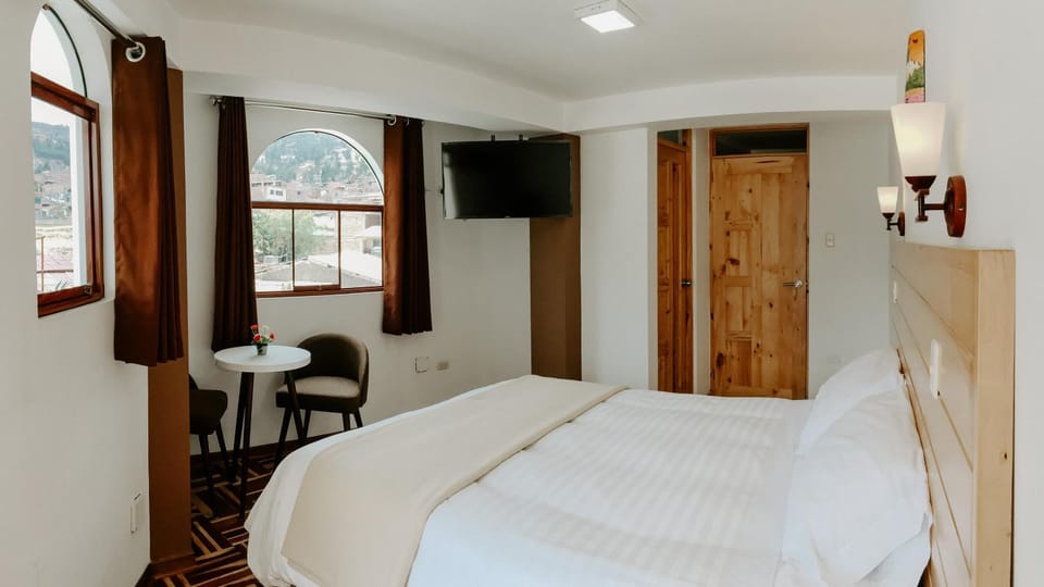 Bed, TV and multimedia, Photo of the whole room, Bedroom