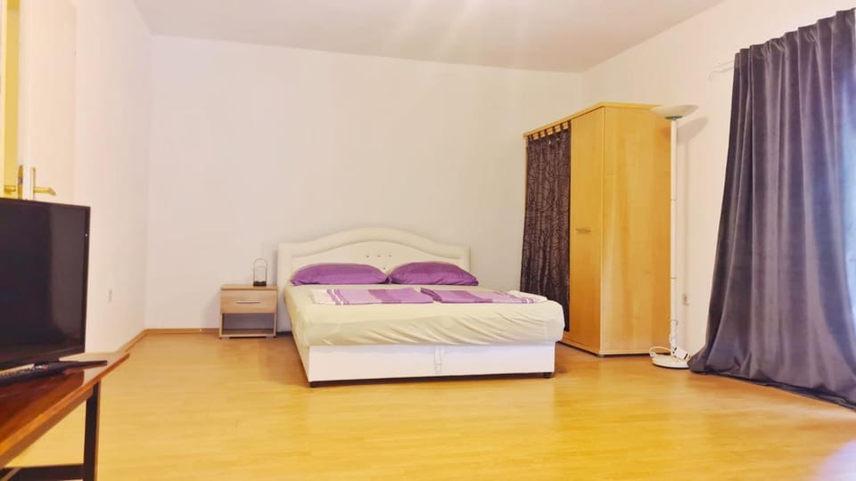 Bed, TV and multimedia, Photo of the whole room