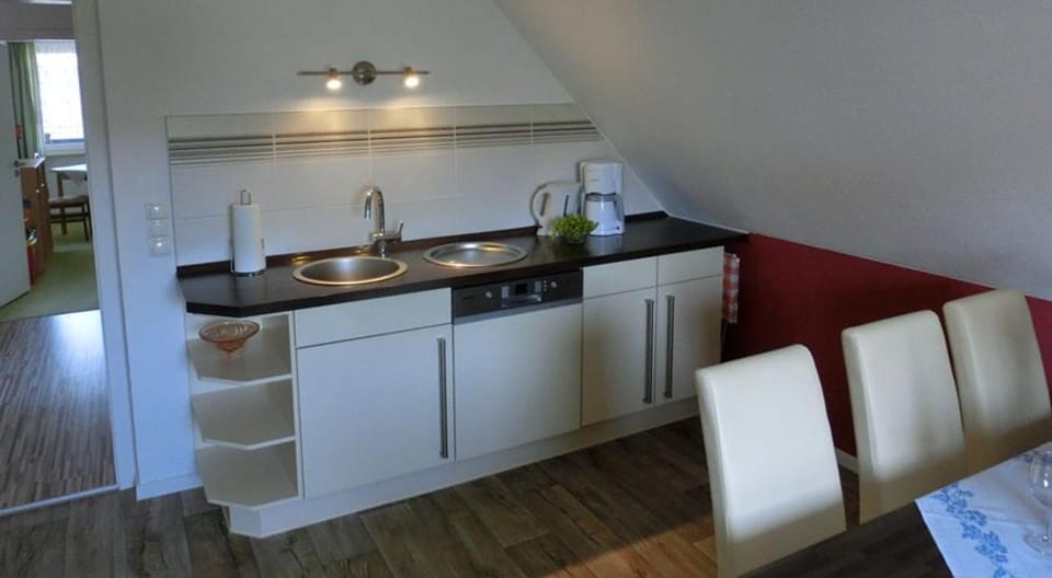 Coffee/tea facilities, Kitchen or kitchenette, Seating area