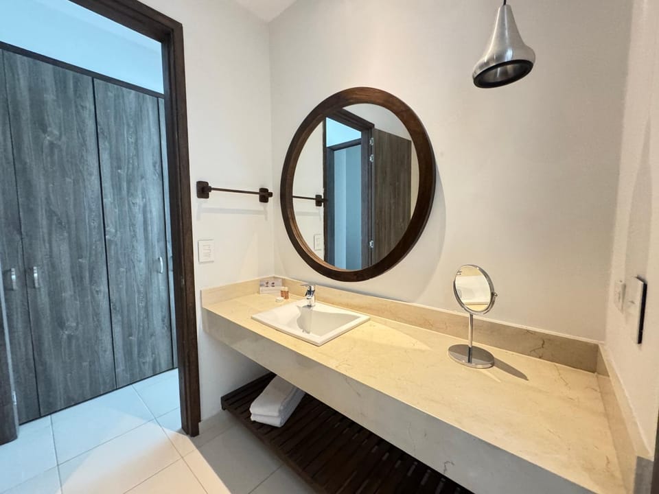Bathroom, towels, wardrobe
