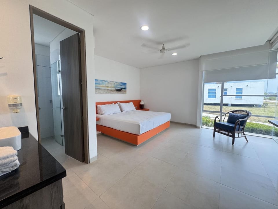 Bed, Photo of the whole room, Garden view