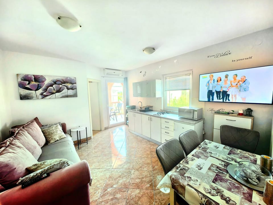 TV and multimedia, Living room, Dining area