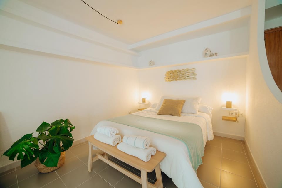 Bed, Photo of the whole room, Bedroom