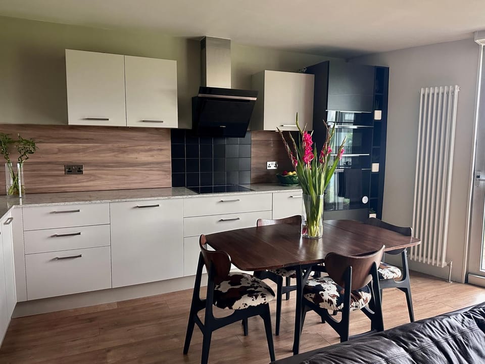 Communal lounge/ TV room, Kitchen or kitchenette, Living room, Dining area, stove