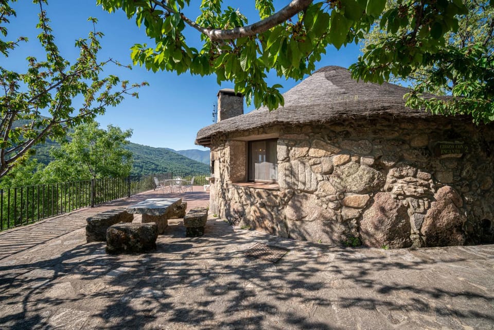 Chozos Rurales El Solitario Country House in Extremadura, Spain
