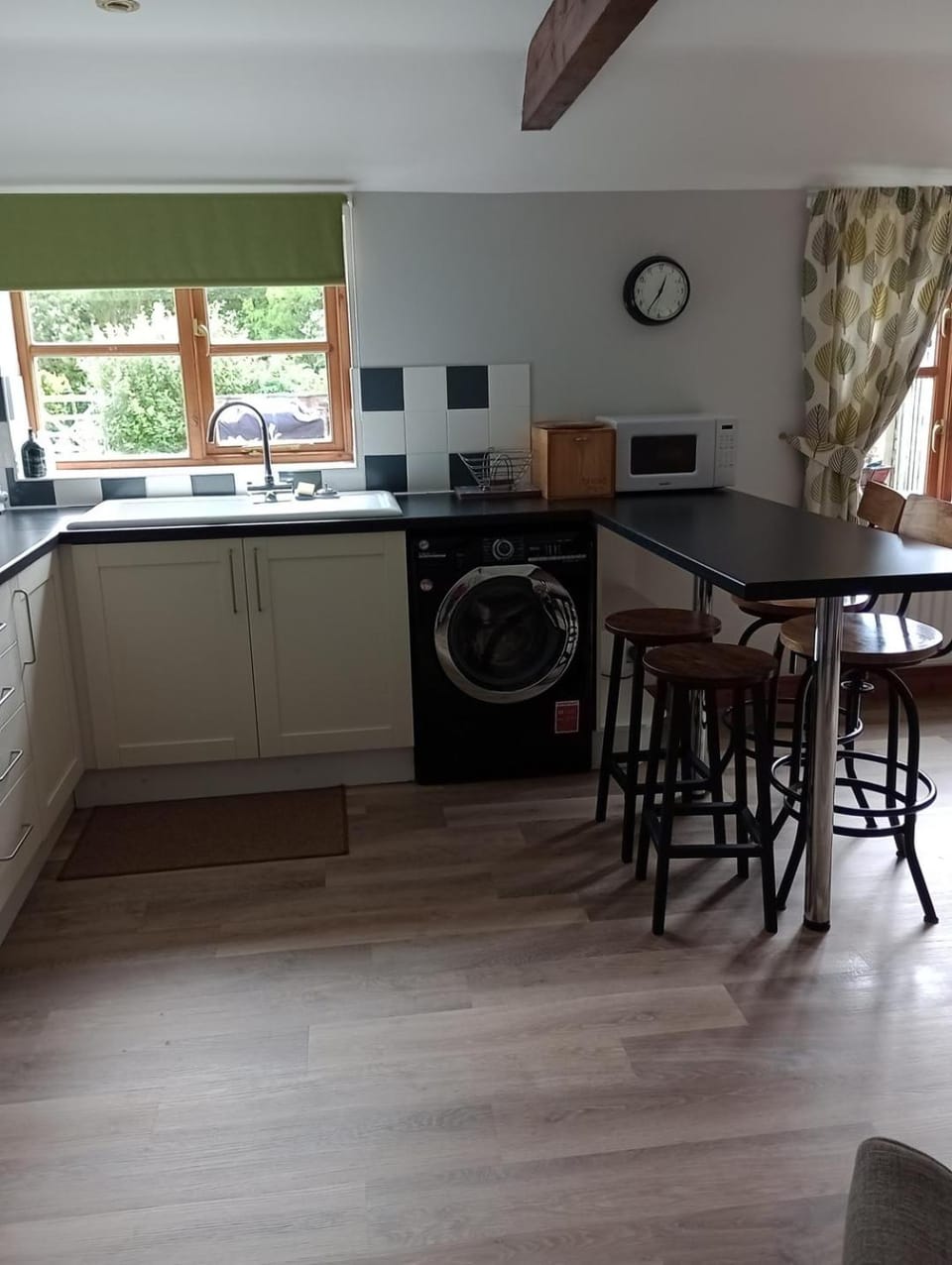 Kitchen or kitchenette, Dining area, washing machine